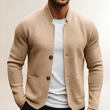 Cardigan masculino com gola alta em pé, fechamento de dois botões, bolsos patch, acabamento texturizado, corte regular, comprimento até o quadril