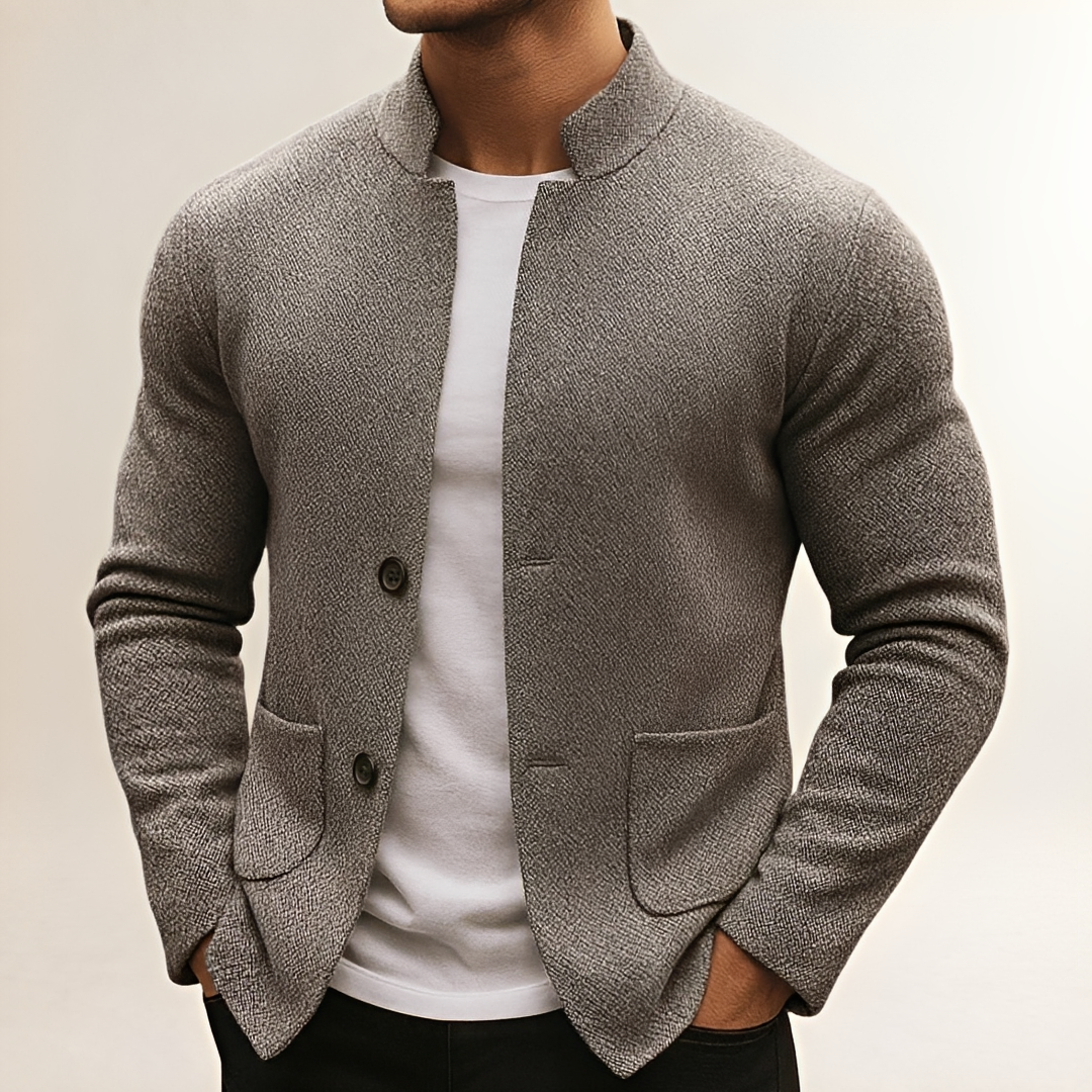 Cardigan masculino com gola alta em pé, fechamento de dois botões, bolsos patch, acabamento texturizado, corte regular, comprimento até o quadril