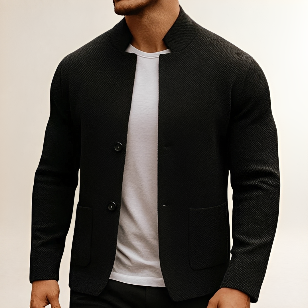 Cardigan masculino com gola alta em pé, fechamento de dois botões, bolsos patch, acabamento texturizado, corte regular, comprimento até o quadril