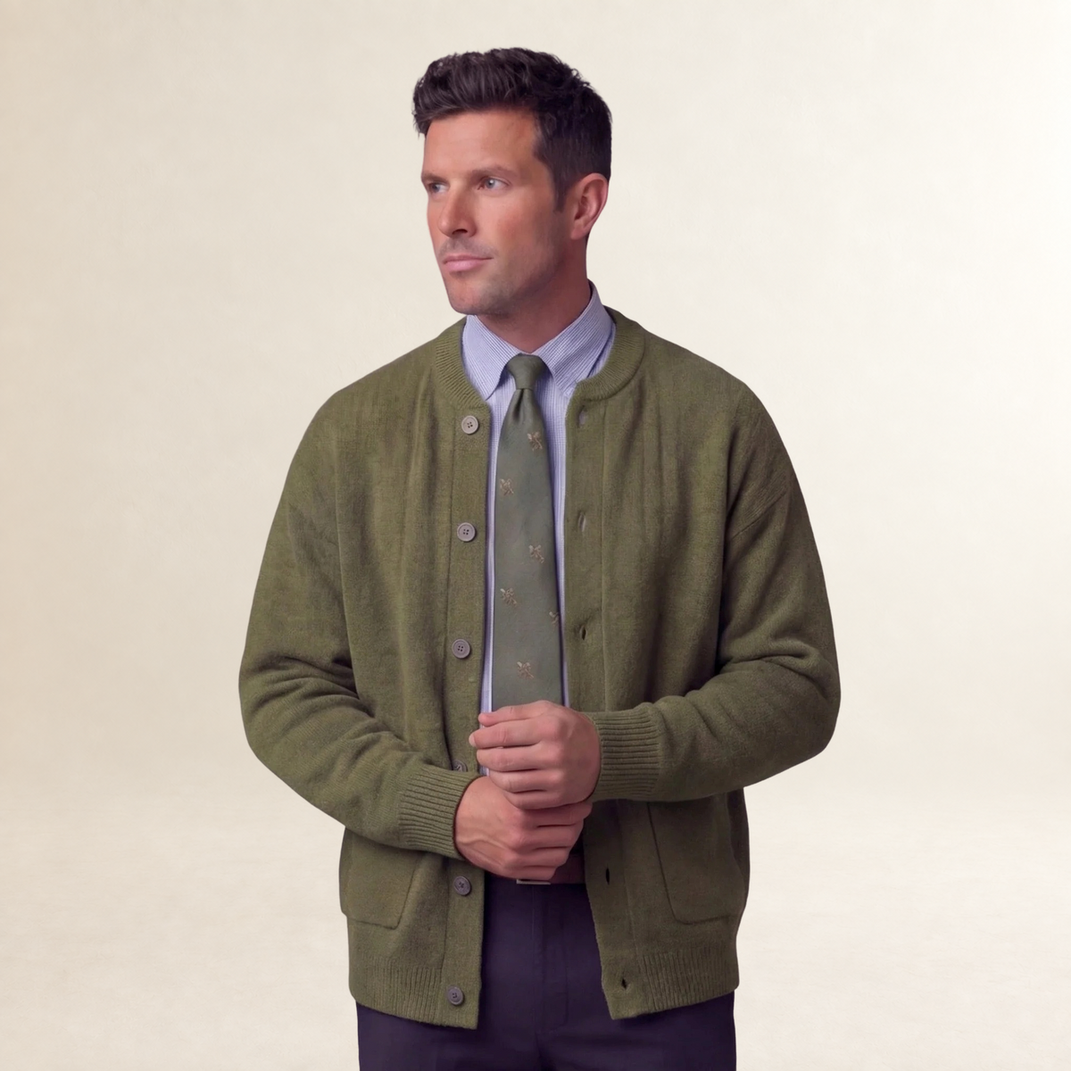 Cardigan masculino de botões com bolsos - corte regular e gola redonda