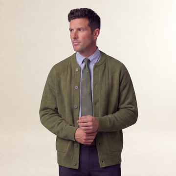 Cardigan masculino de botões com bolsos - corte regular e gola redonda