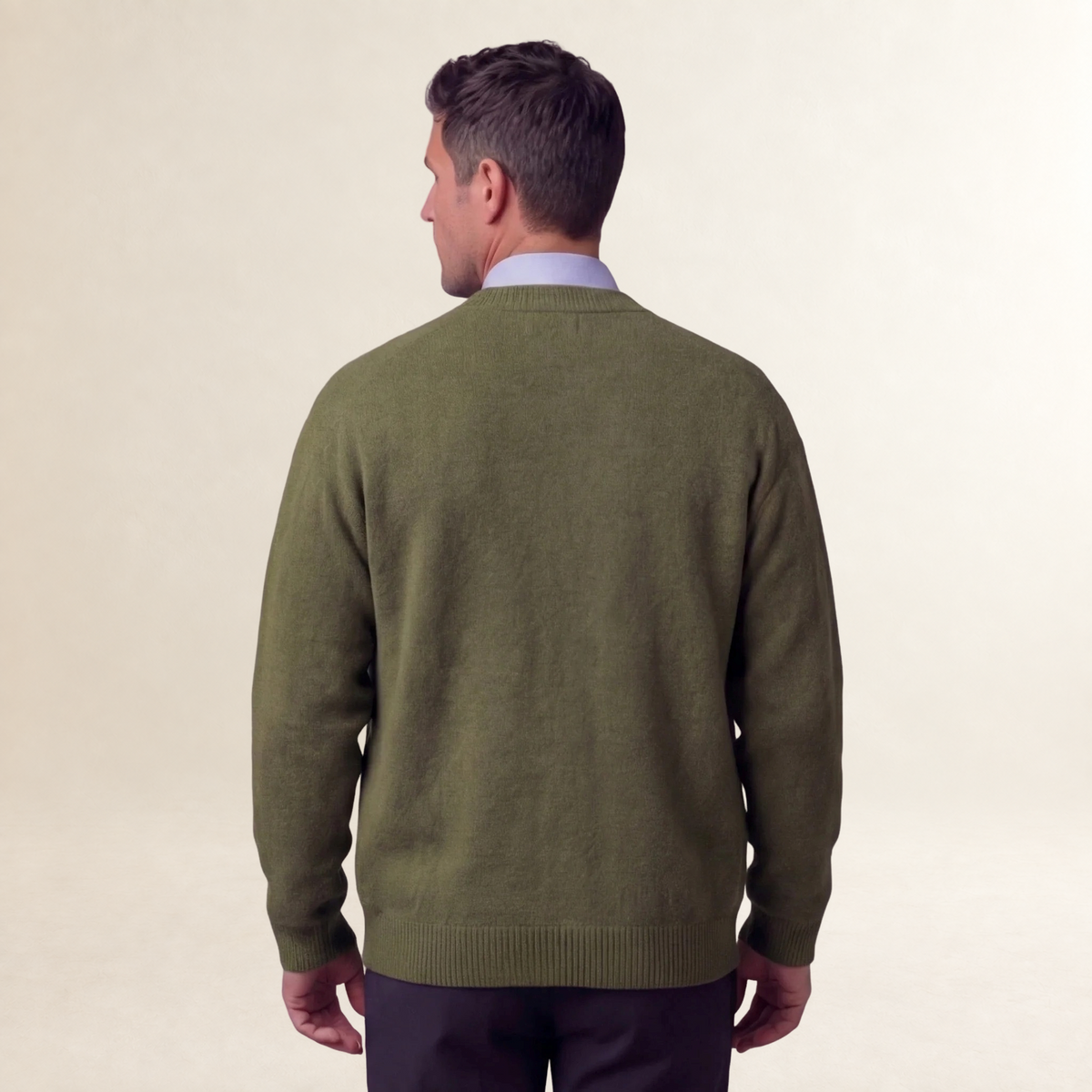 Cardigan masculino de botões com bolsos - corte regular e gola redonda