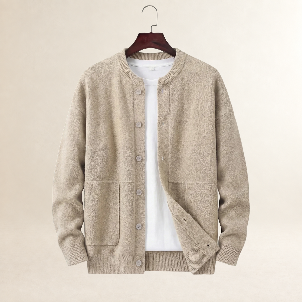 Cardigan masculino de botões com bolsos - corte regular e gola redonda