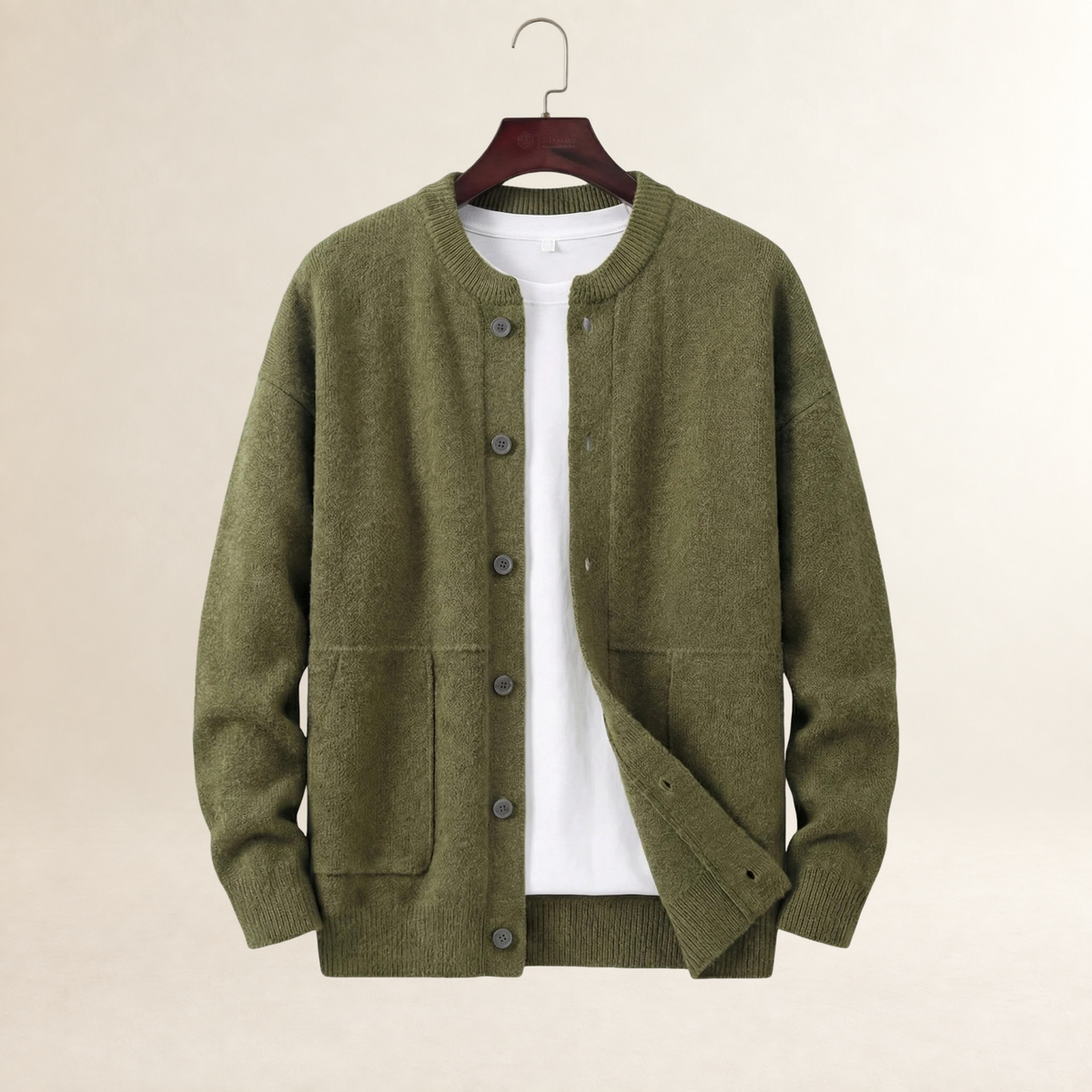 Cardigan masculino de botões com bolsos - corte regular e gola redonda