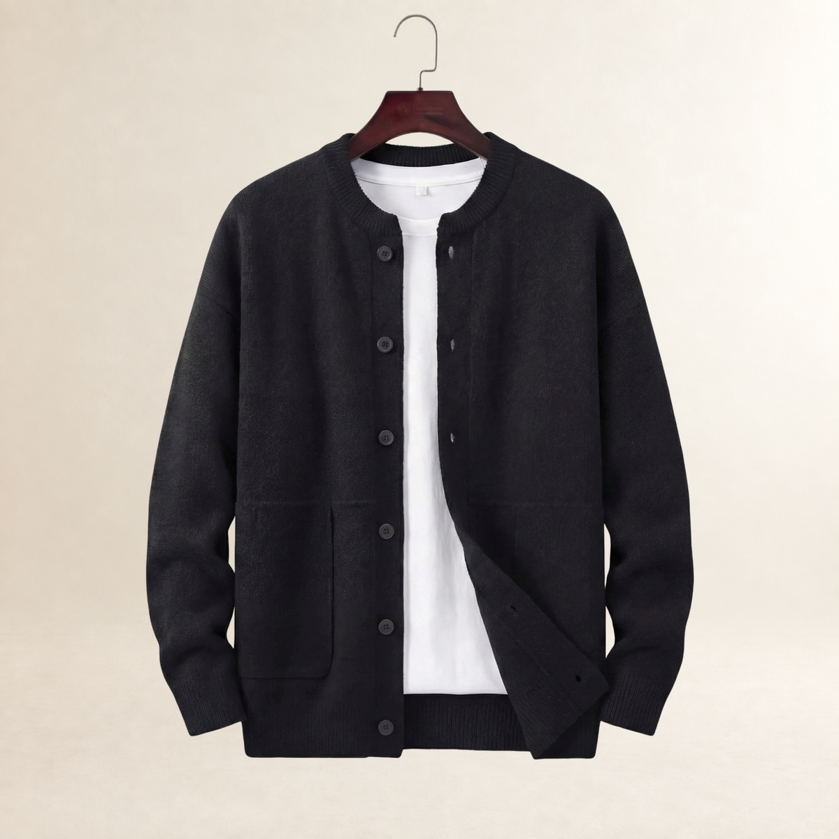 Cardigan masculino de botões com bolsos - corte regular e gola redonda