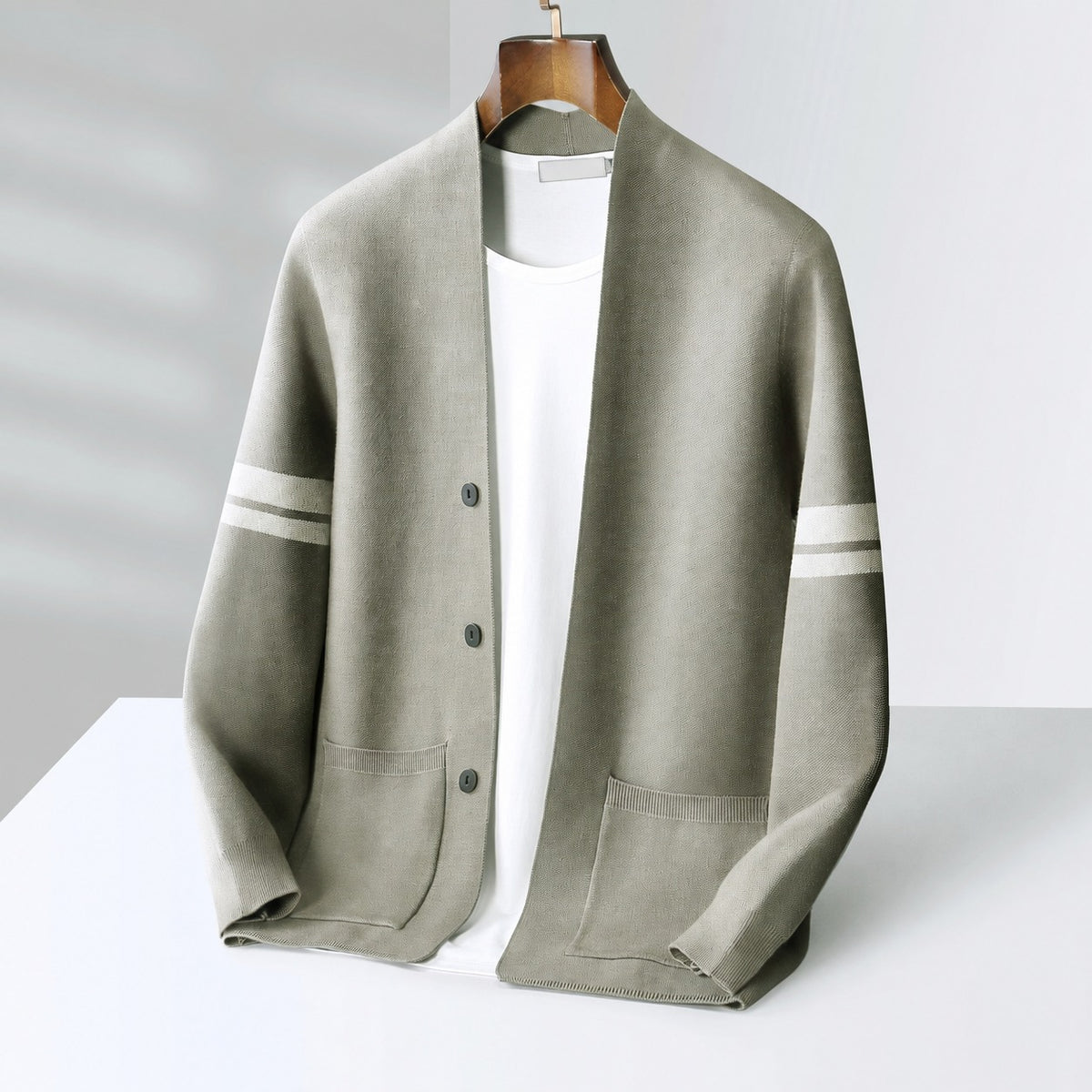 Cardigan masculino de botões com listras contrastantes, corte relaxado