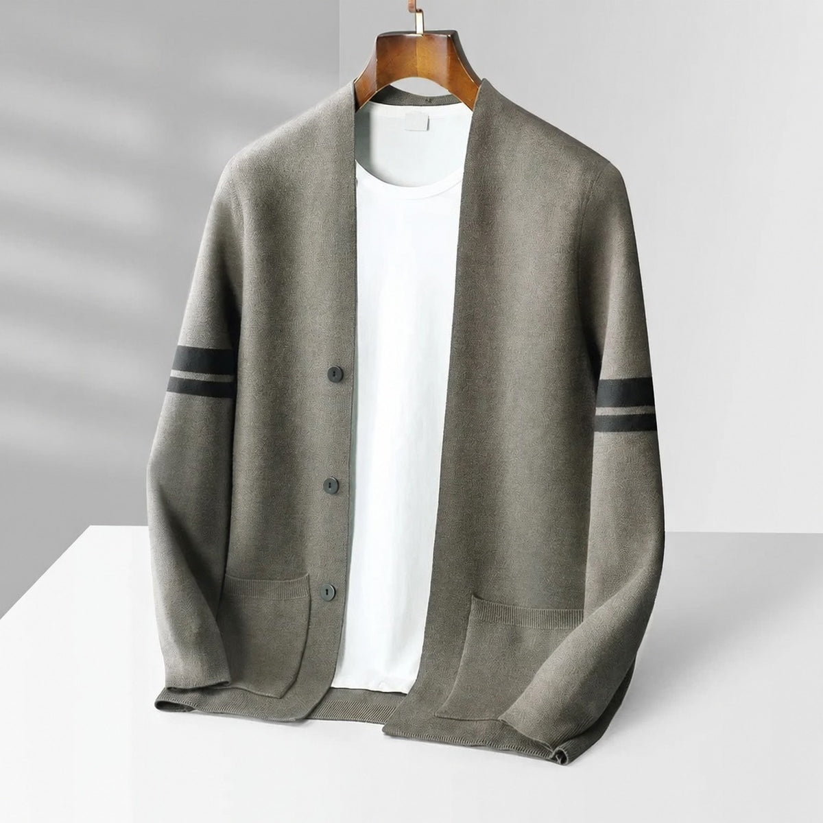 Cardigan masculino de botões com listras contrastantes, corte relaxado