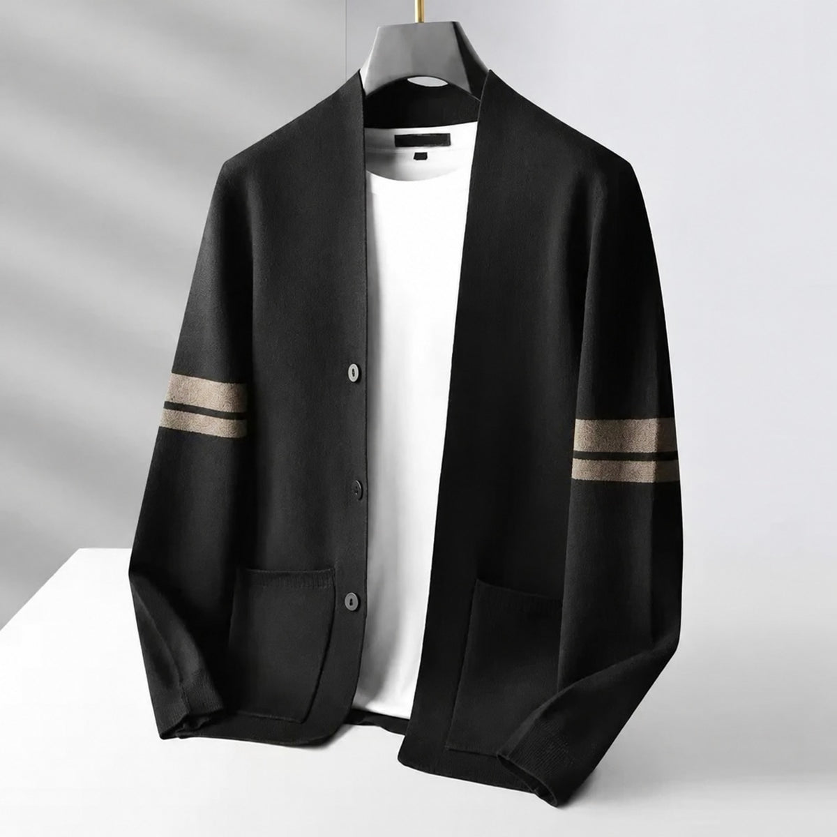 Cardigan masculino de botões com listras contrastantes, corte relaxado
