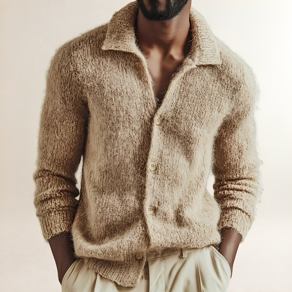 Cardigan masculino de gola lapela com fechamento de botões - corte reto