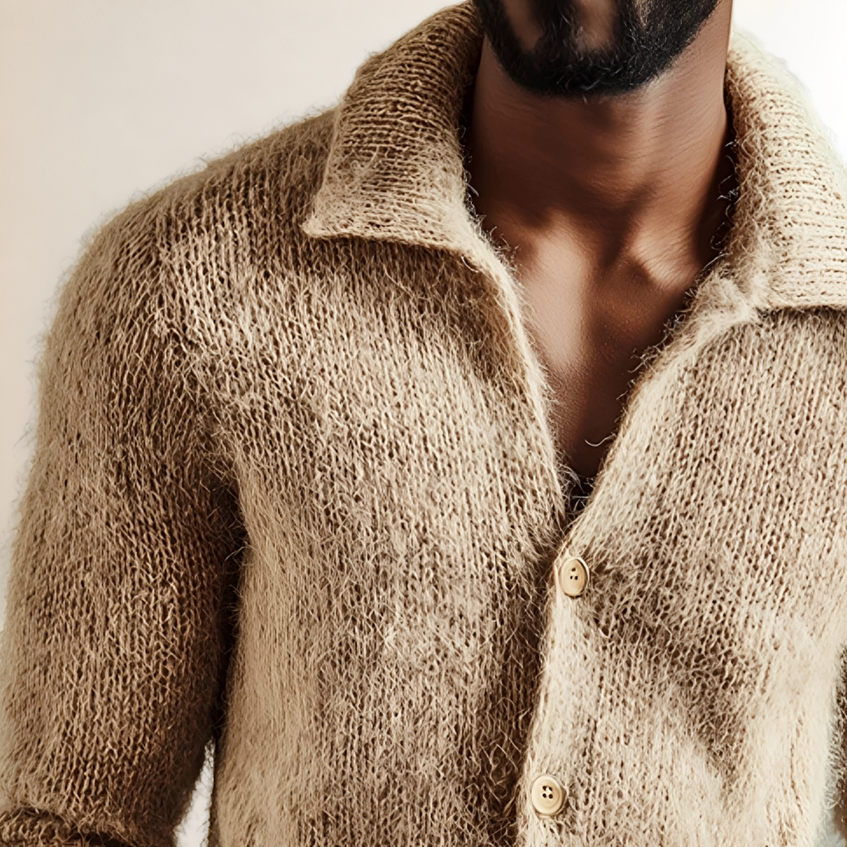 Cardigan masculino de gola lapela com fechamento de botões - corte reto