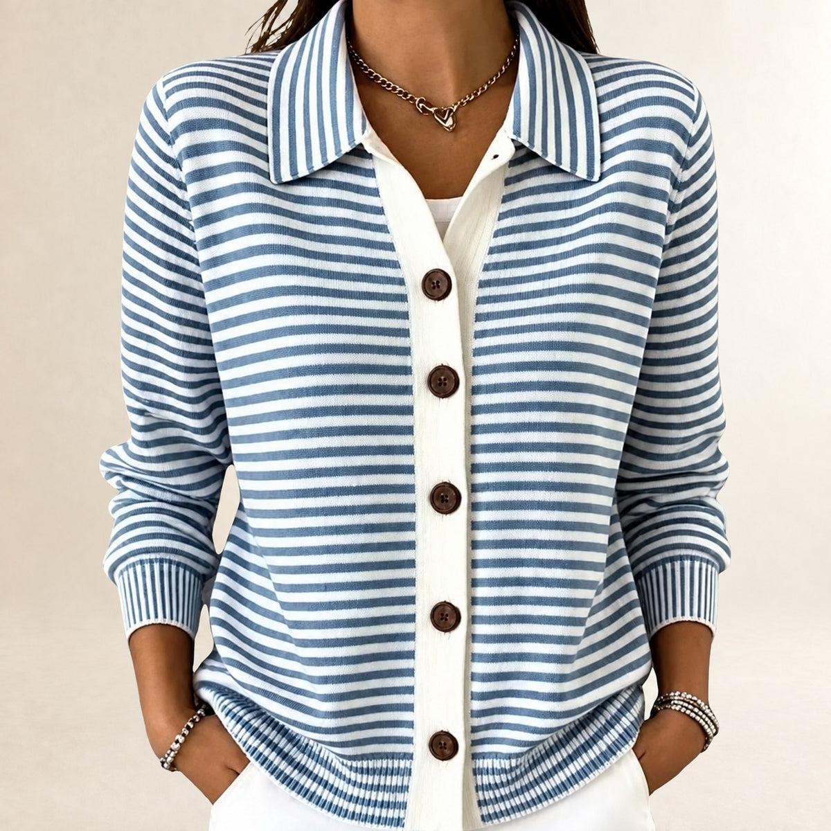 Cardigan Mulher com gola Polo e abertura frontal de botões - riscas horizontais finas, manga longa, comprimento hip