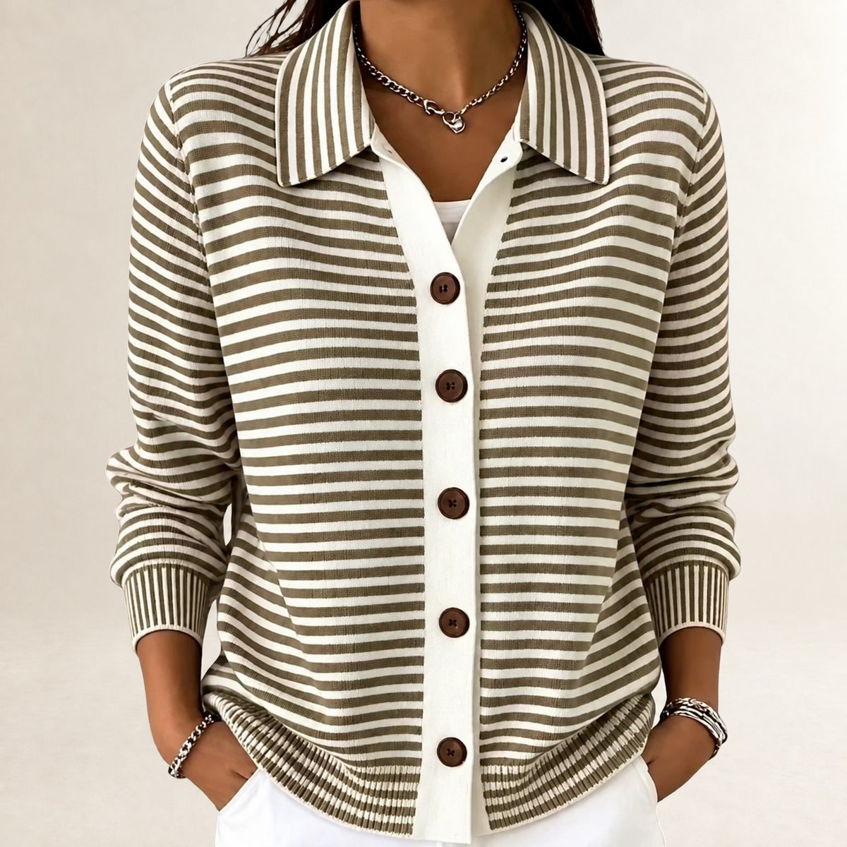 Cardigan Mulher com gola Polo e abertura frontal de botões - riscas horizontais finas, manga longa, comprimento hip