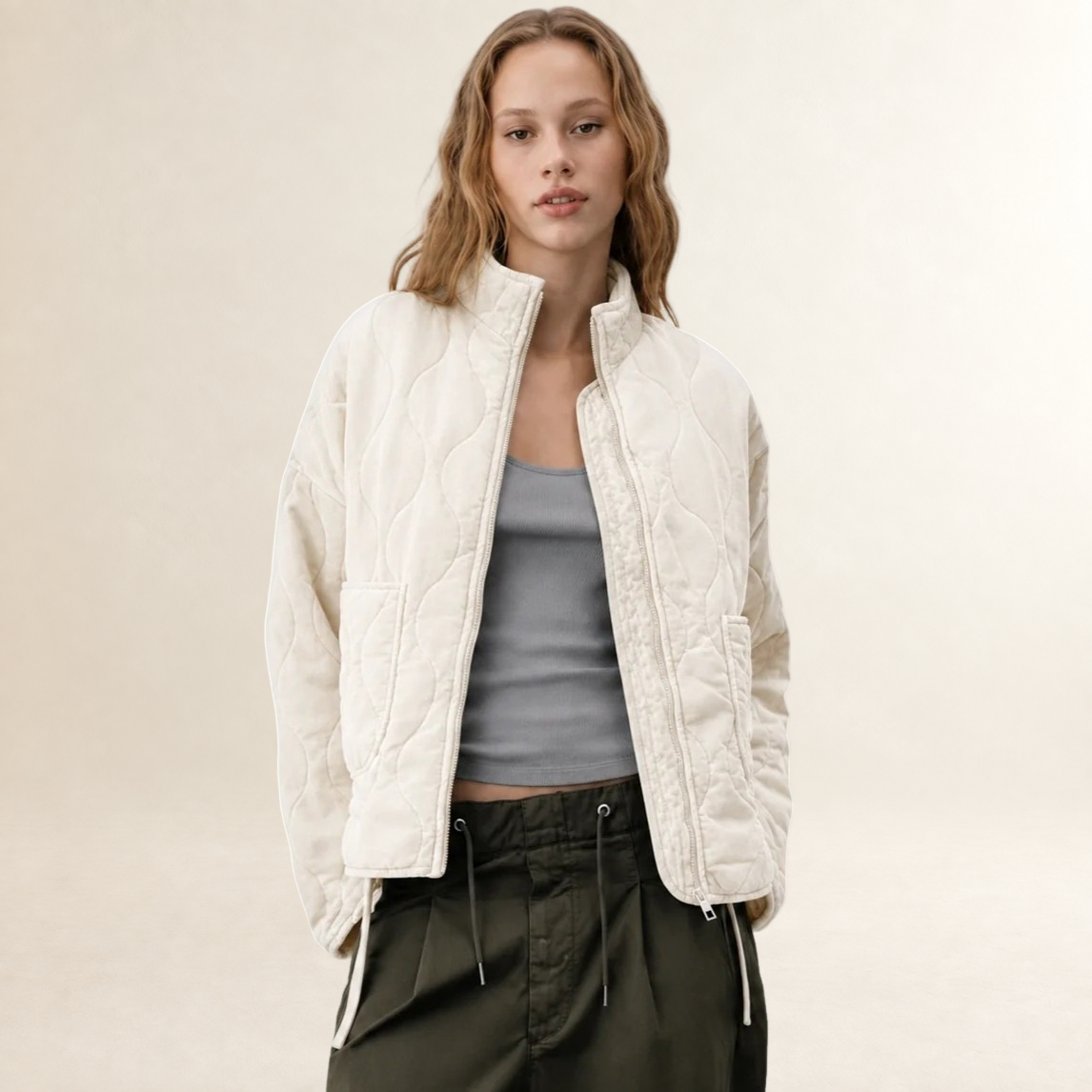 Casaco feminino acolchoado com gola alta e bolsos patch - corte relaxado