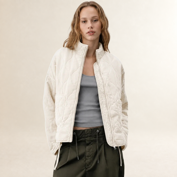 Casaco feminino acolchoado com gola alta e bolsos patch - corte relaxado