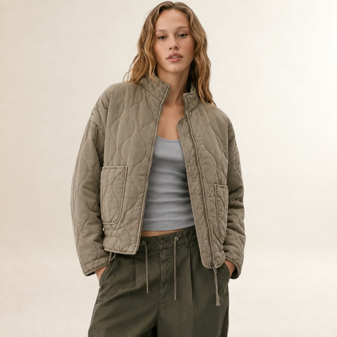 Casaco feminino acolchoado com gola alta e bolsos patch - corte relaxado