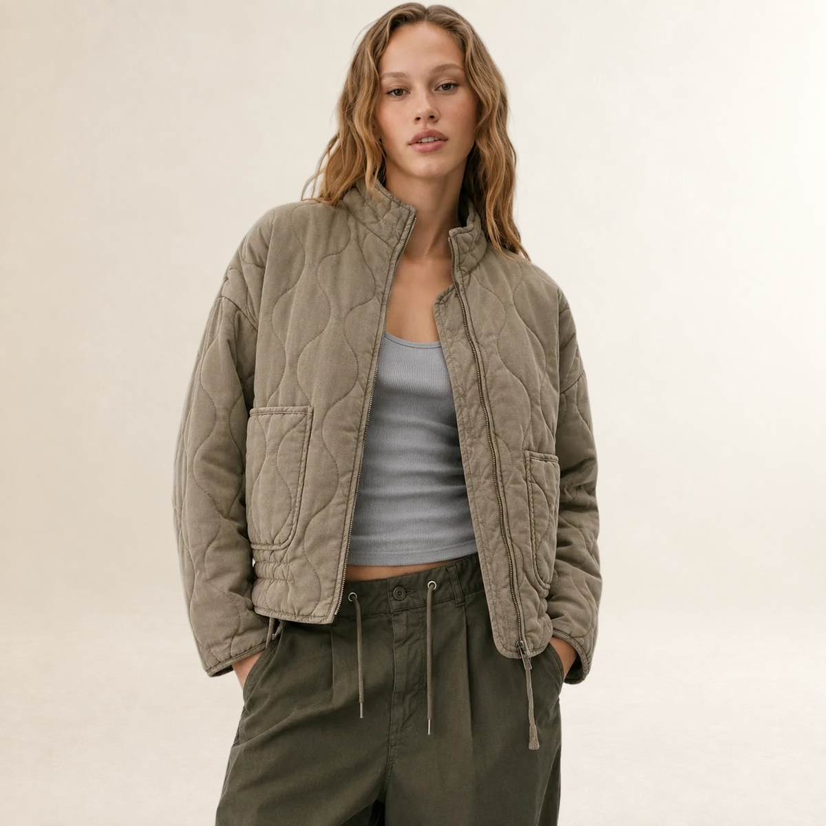 Casaco feminino acolchoado com gola alta e bolsos patch - corte relaxado