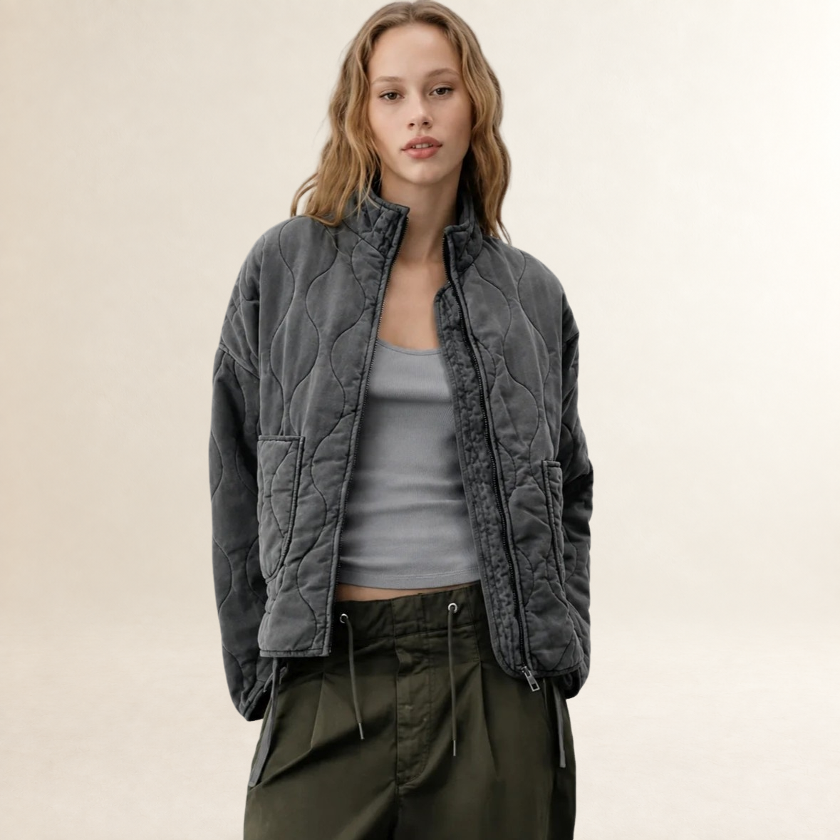 Casaco feminino acolchoado com gola alta e bolsos patch - corte relaxado