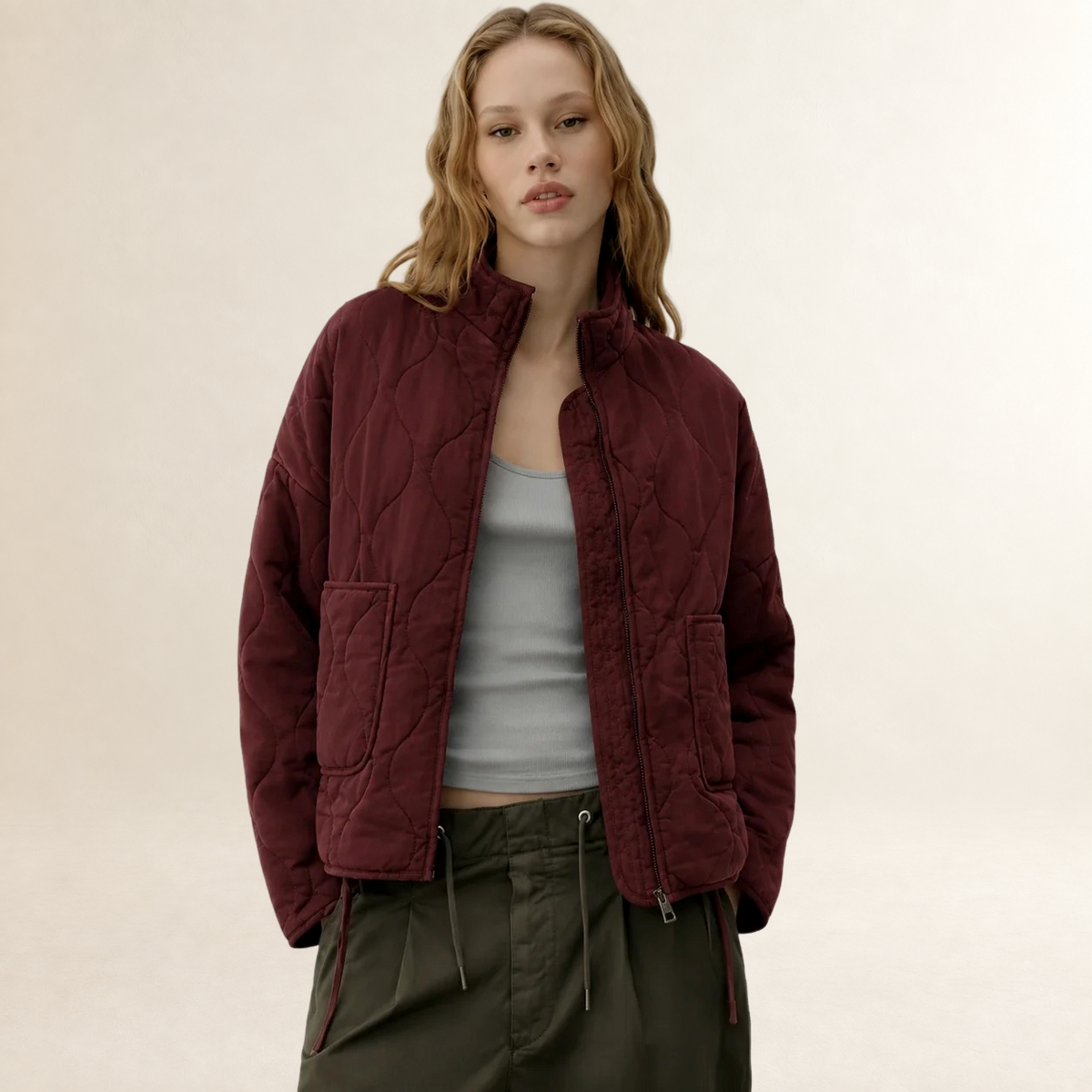 Casaco feminino acolchoado com gola alta e bolsos patch - corte relaxado