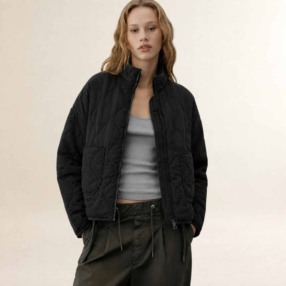 Casaco feminino acolchoado com gola alta e bolsos patch - corte relaxado