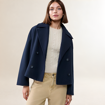 Casaco feminino de abotoamento duplo cropped com lapela notched e mangas oversized