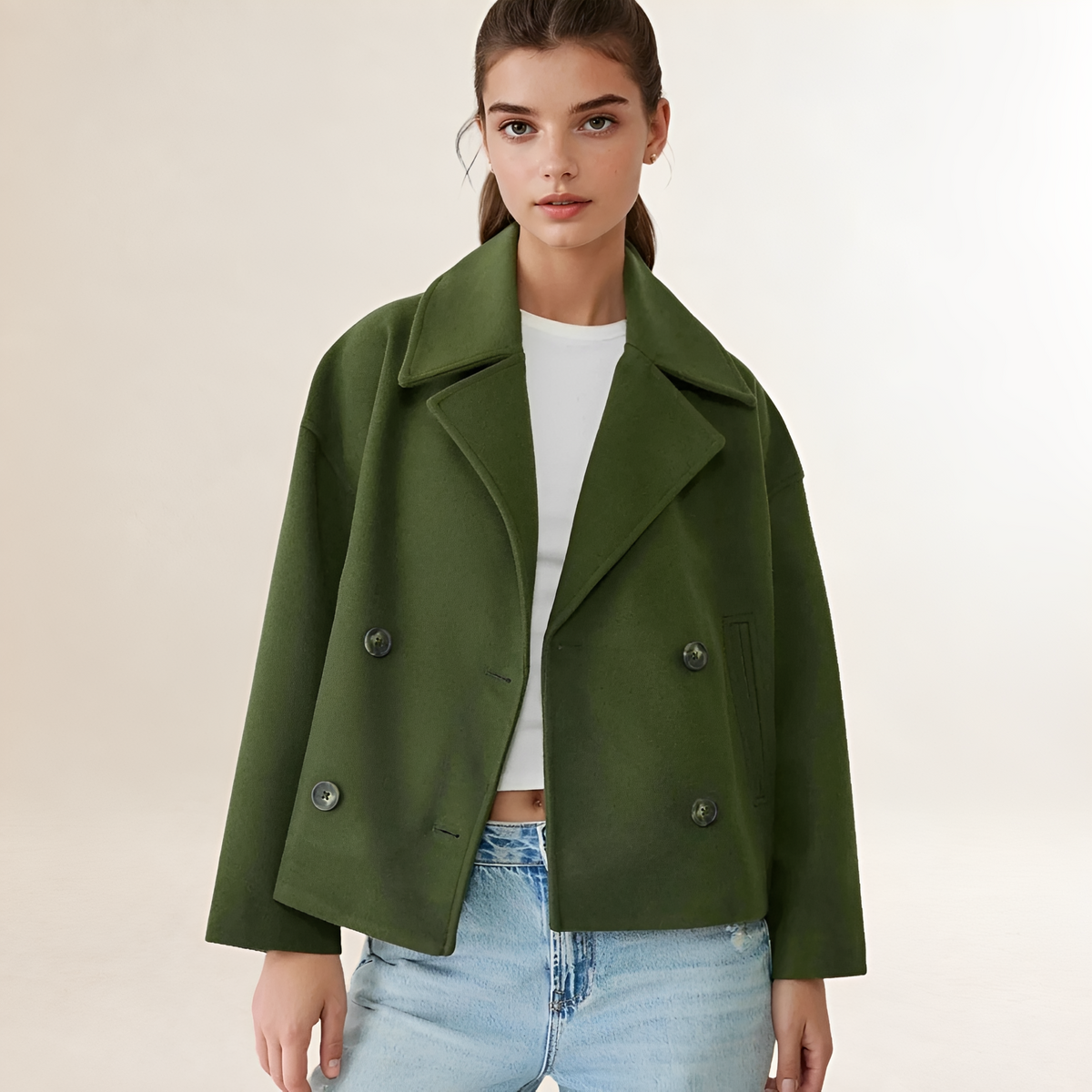 Casaco feminino de abotoamento duplo cropped com lapela notched e mangas oversized