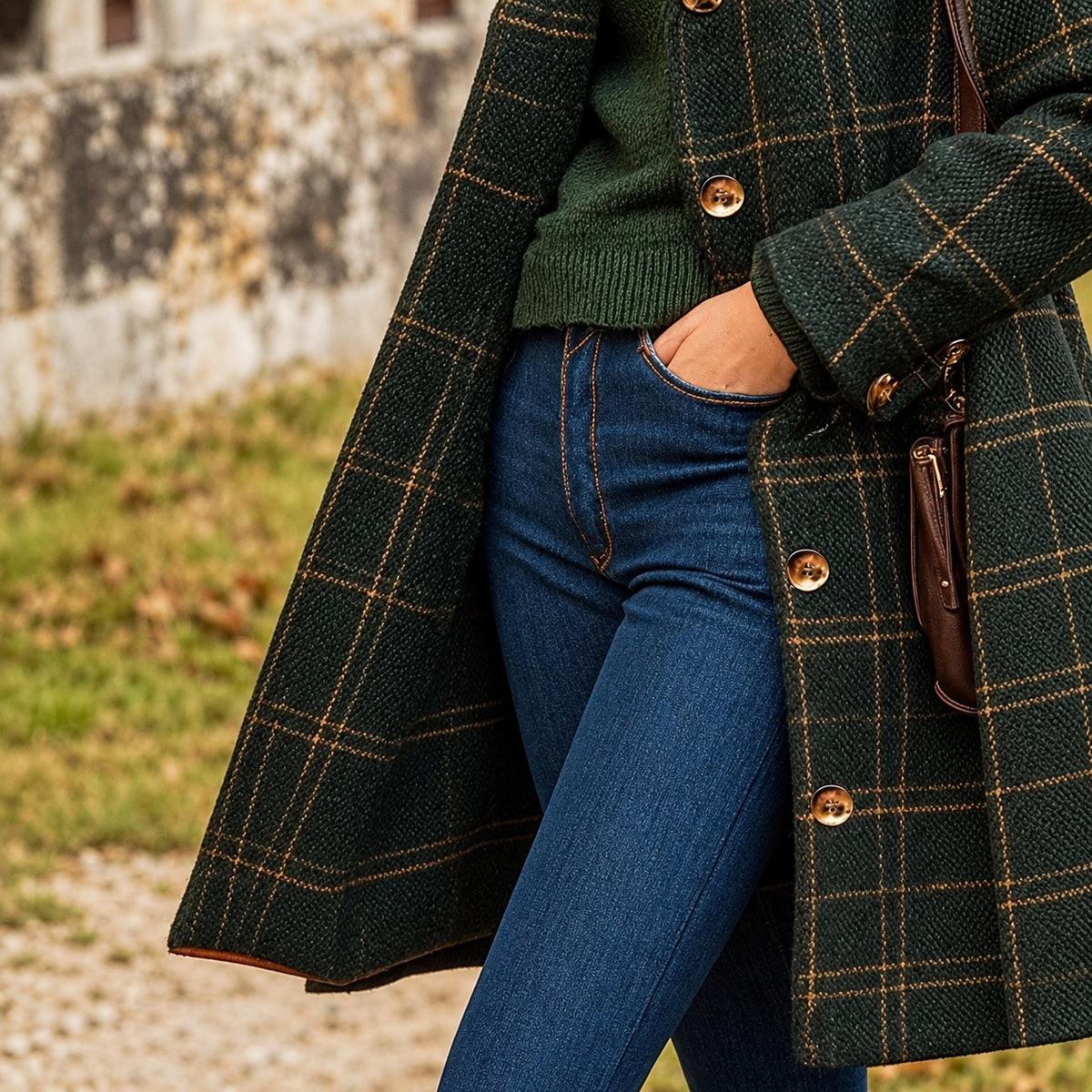 Casaco longo xadrez feminino com fechamento de botonaria única, gola notched e silhueta reta