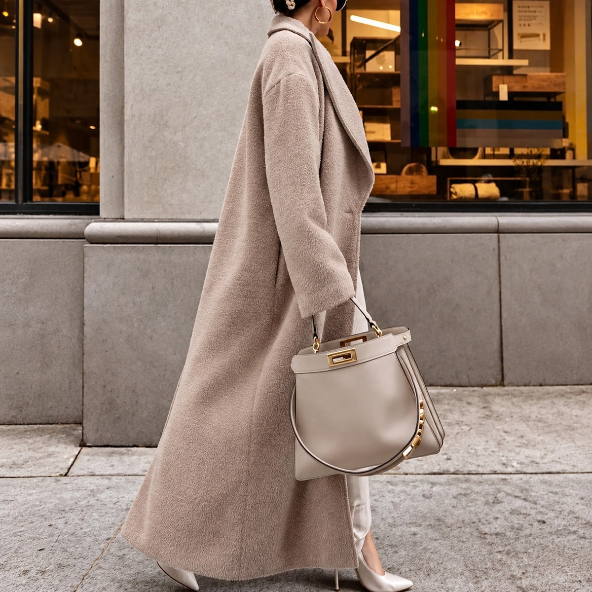 Casaco oversized feminino longo com lapela e fechamento de botão único
