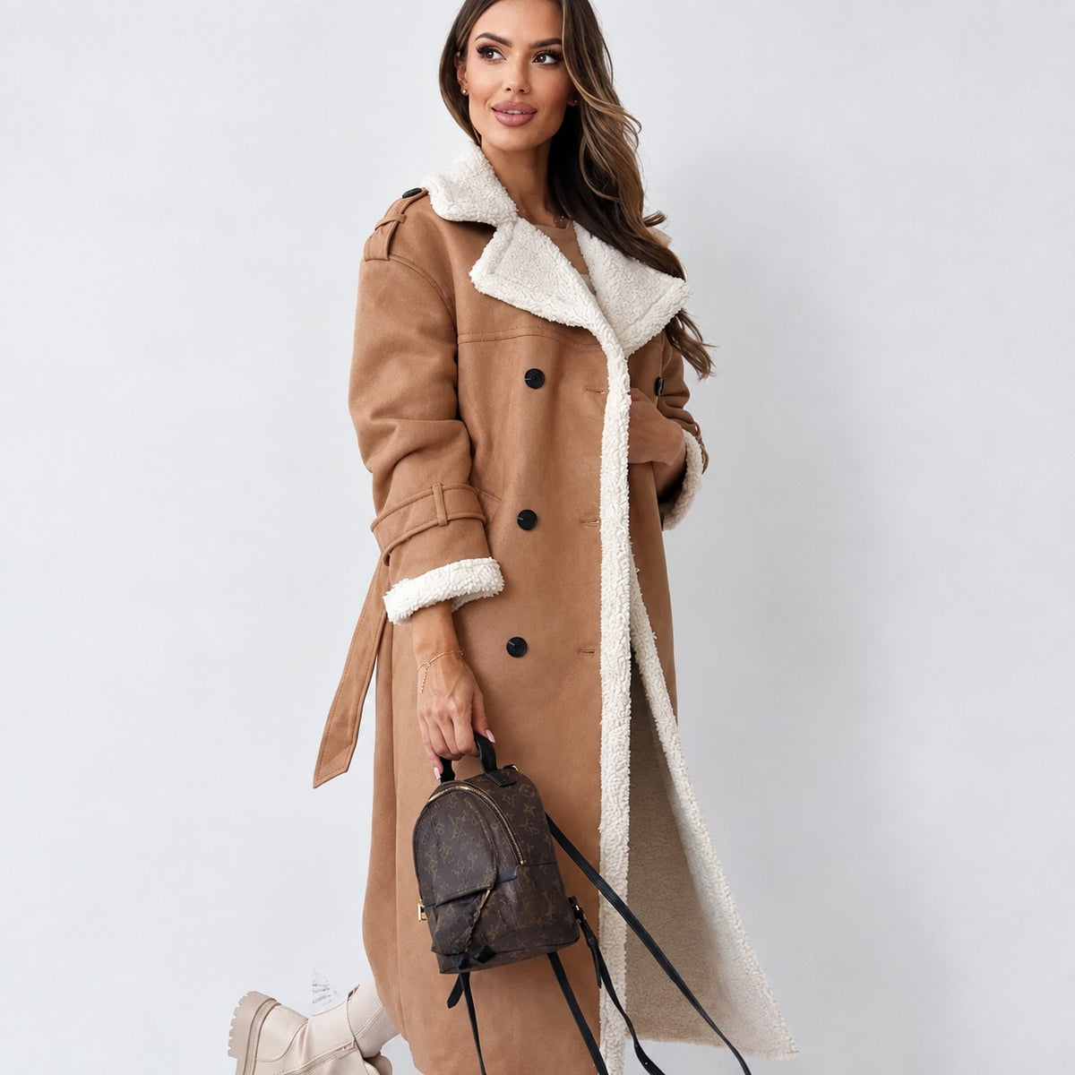 Casaco teddy feminino oversized com fechamento duplo e cinto