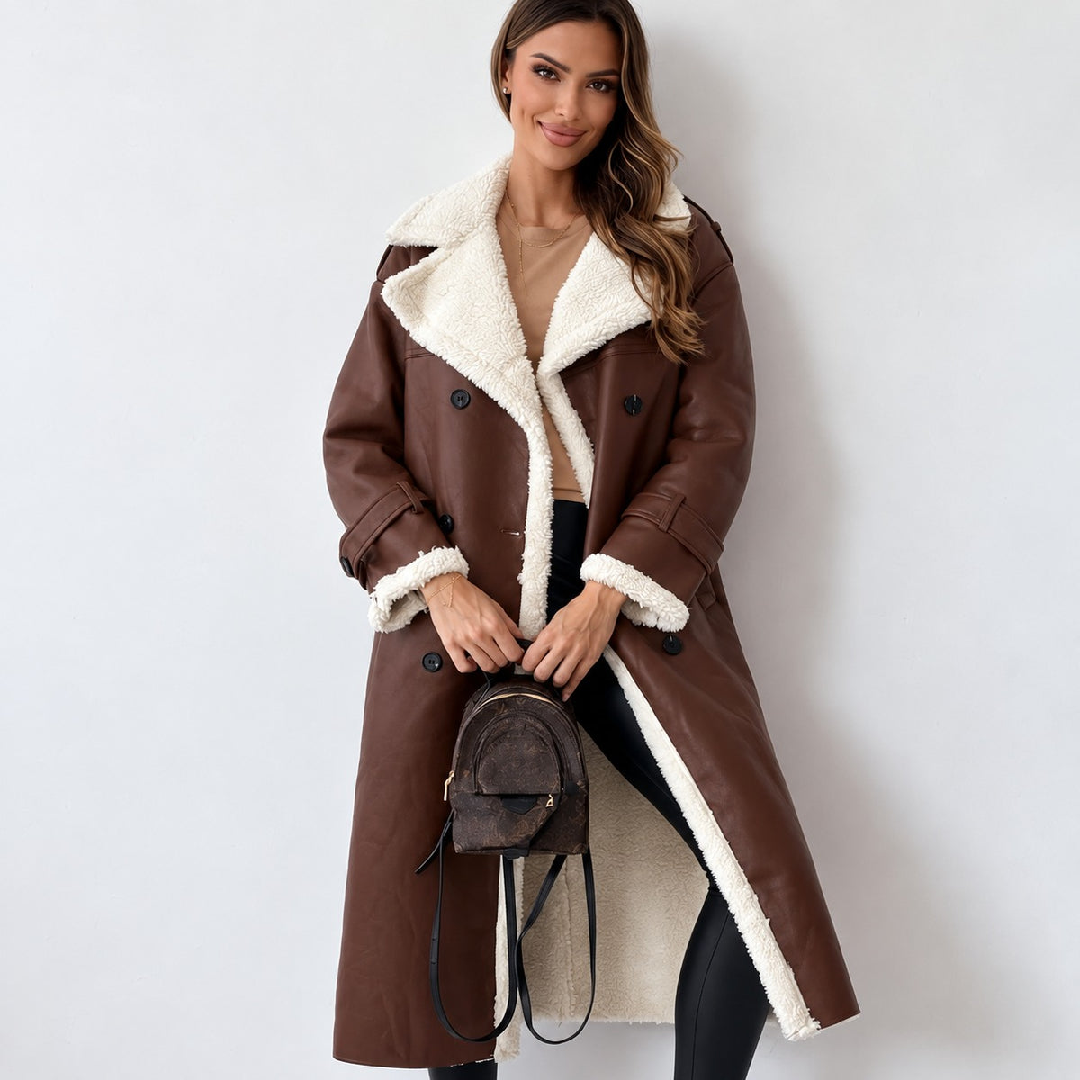 Casaco teddy feminino oversized com fechamento duplo e cinto