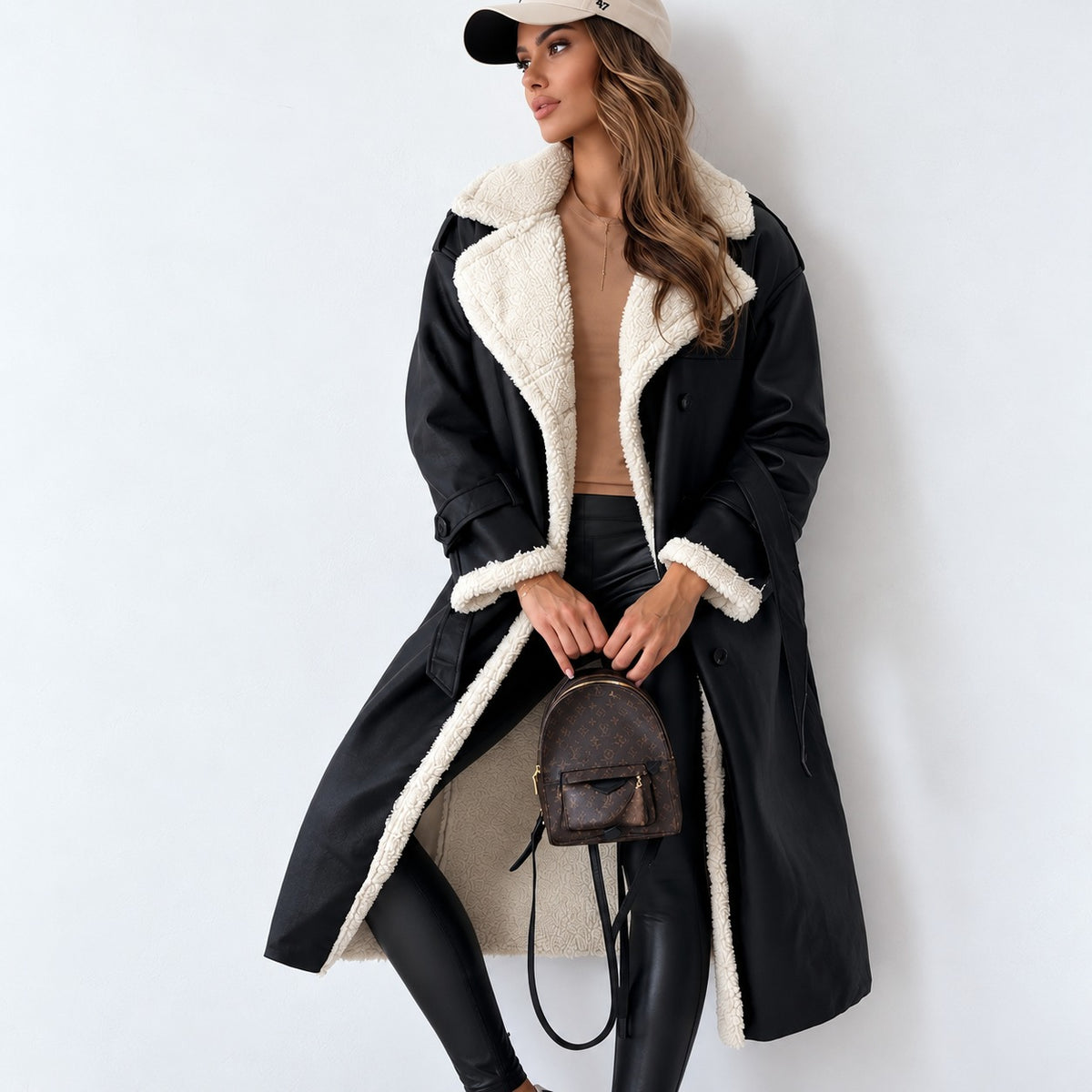 Casaco teddy feminino oversized com fechamento duplo e cinto