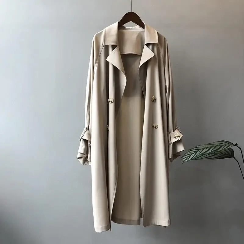 Casaco trench feminino duplo abotoamento com botão decorativo e mangas com cinto