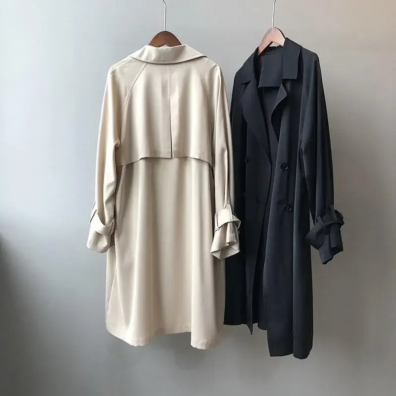 Casaco trench feminino duplo abotoamento com botão decorativo e mangas com cinto