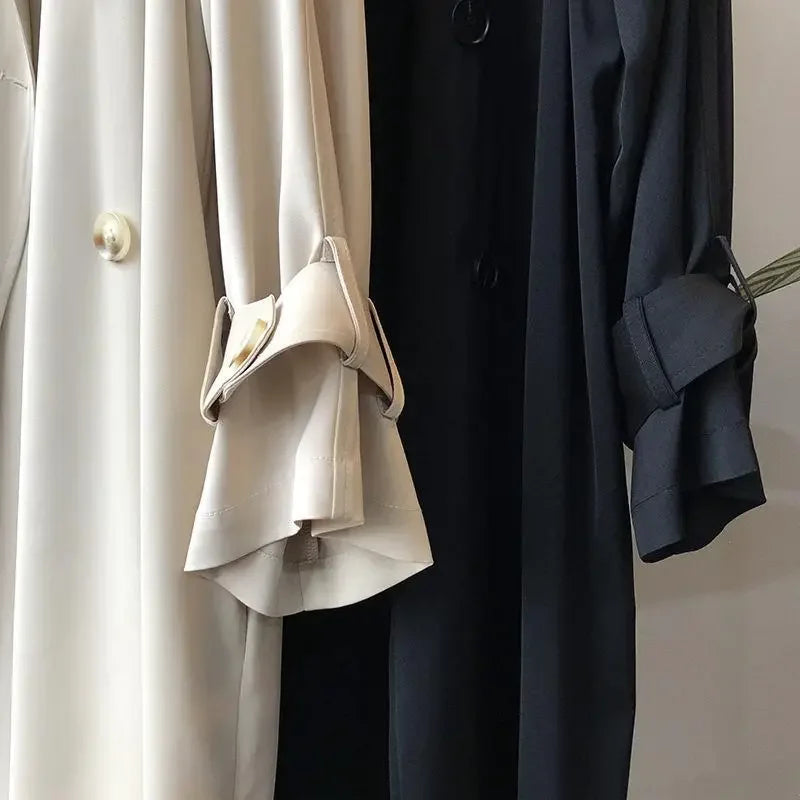 Casaco trench feminino duplo abotoamento com botão decorativo e mangas com cinto