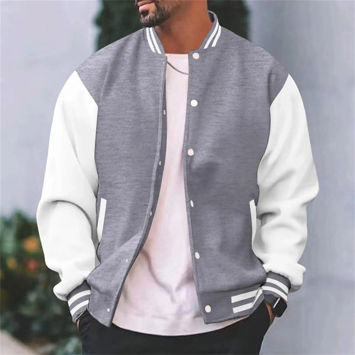 Casaco Varsity Masculino com fecho de pressão, mangas contrastantes e gola canelada riscada