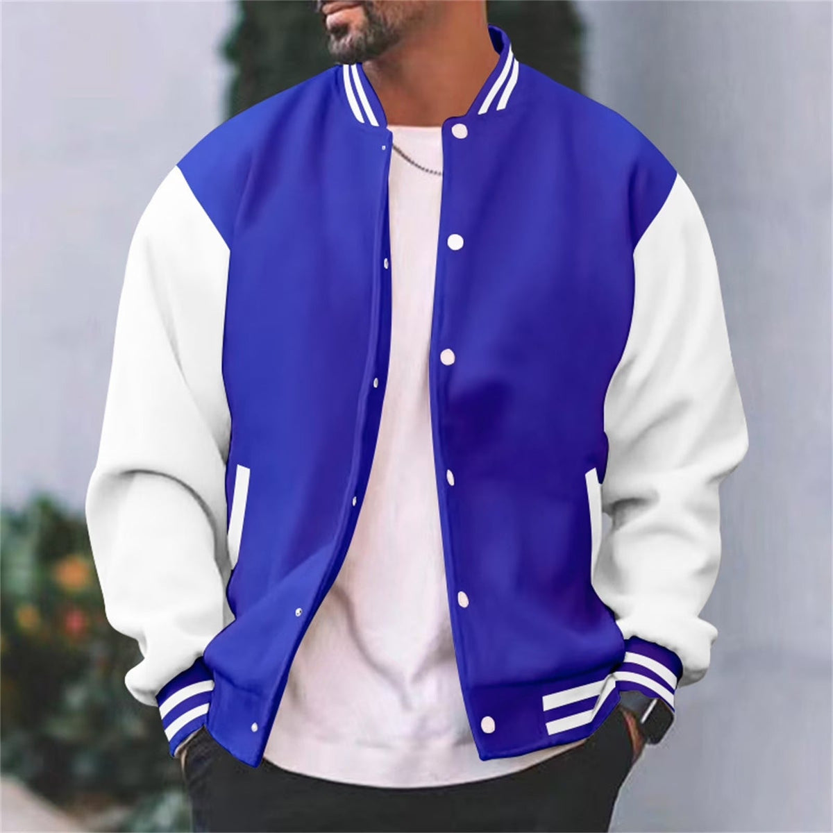 Casaco Varsity Masculino com fecho de pressão, mangas contrastantes e gola canelada riscada