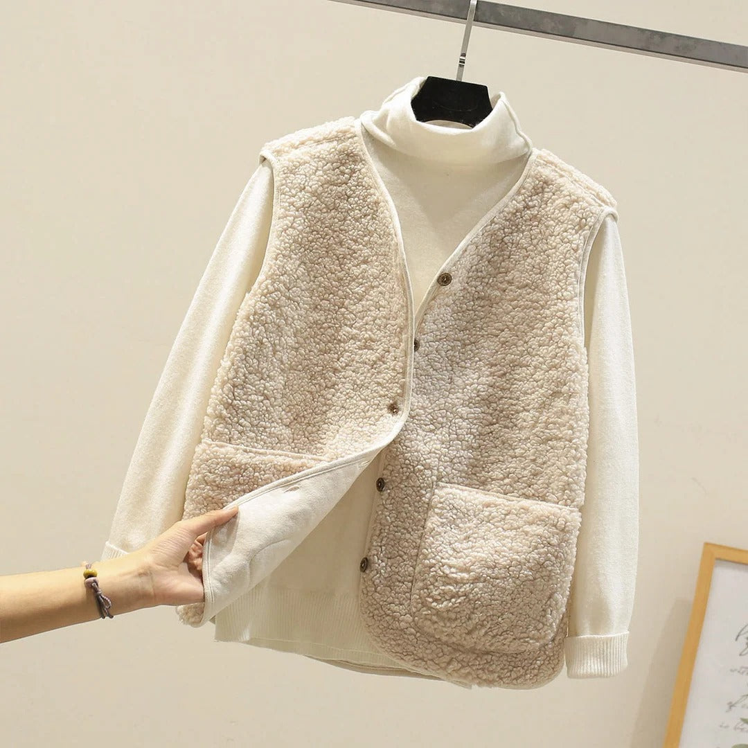 Colete feminino sem mangas com fechamento em botões e bolsos frontais - corte reto relaxado