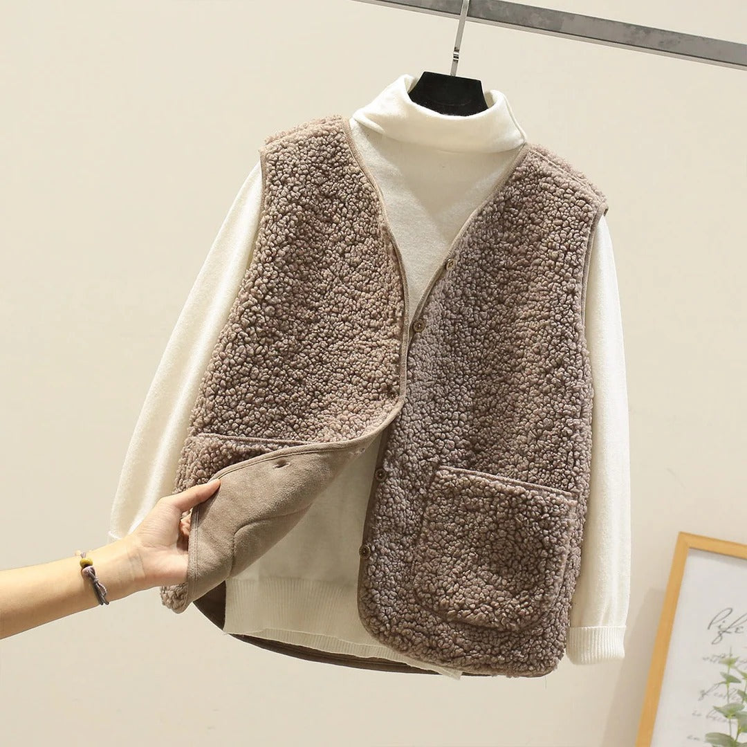 Colete feminino sem mangas com fechamento em botões e bolsos frontais - corte reto relaxado