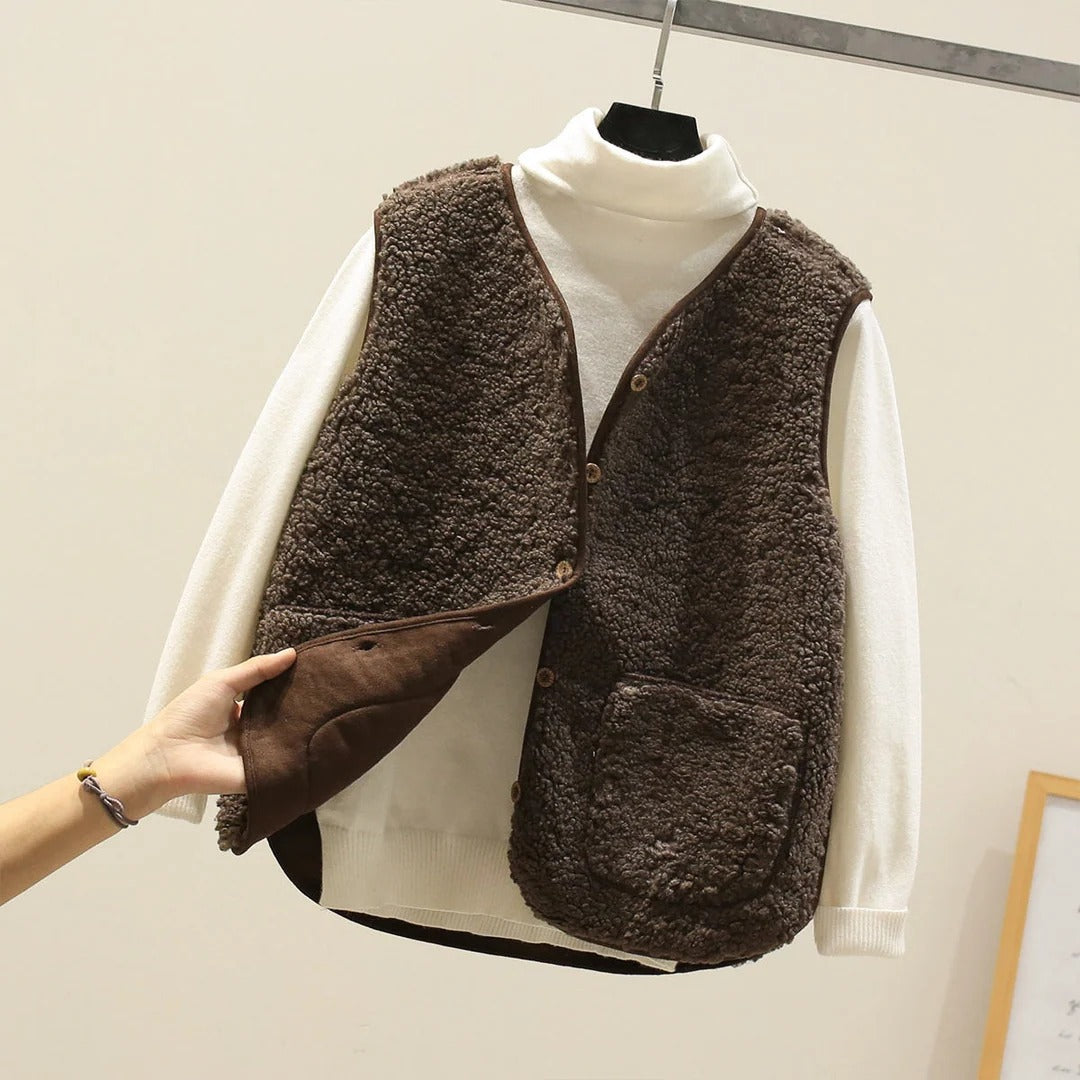 Colete feminino sem mangas com fechamento em botões e bolsos frontais - corte reto relaxado