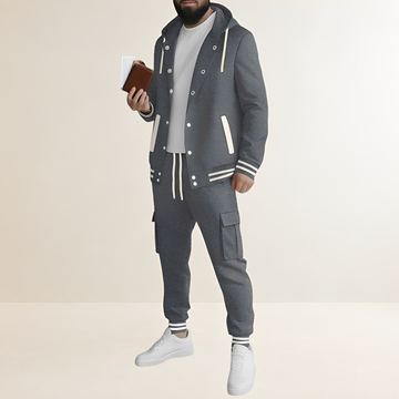 Conjunto esportivo masculino com jaqueta com capuz e fechamento de botões e calças cargo