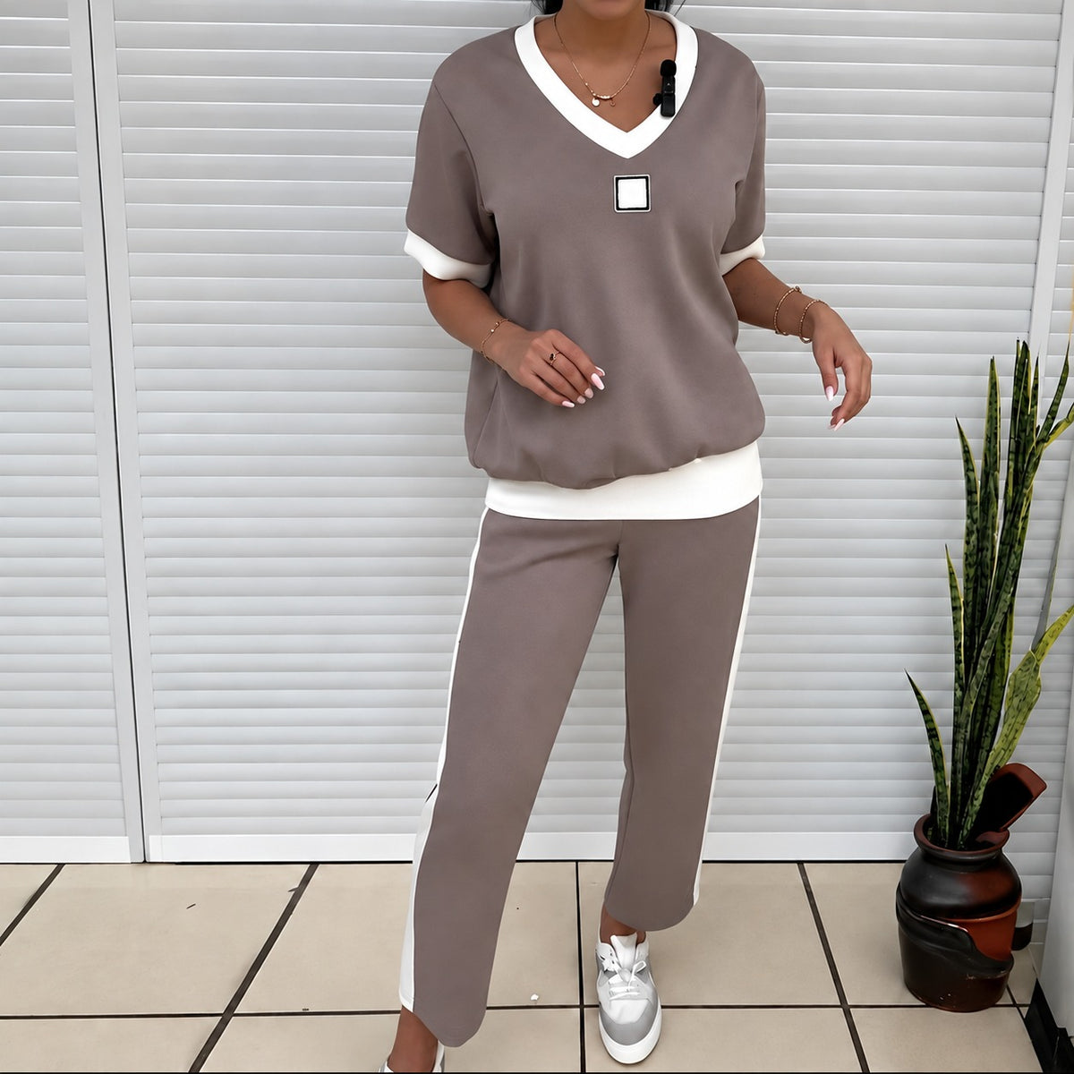 Conjunto feminino blusa de decote V e calça reta - modelagem confortável e estilo casual