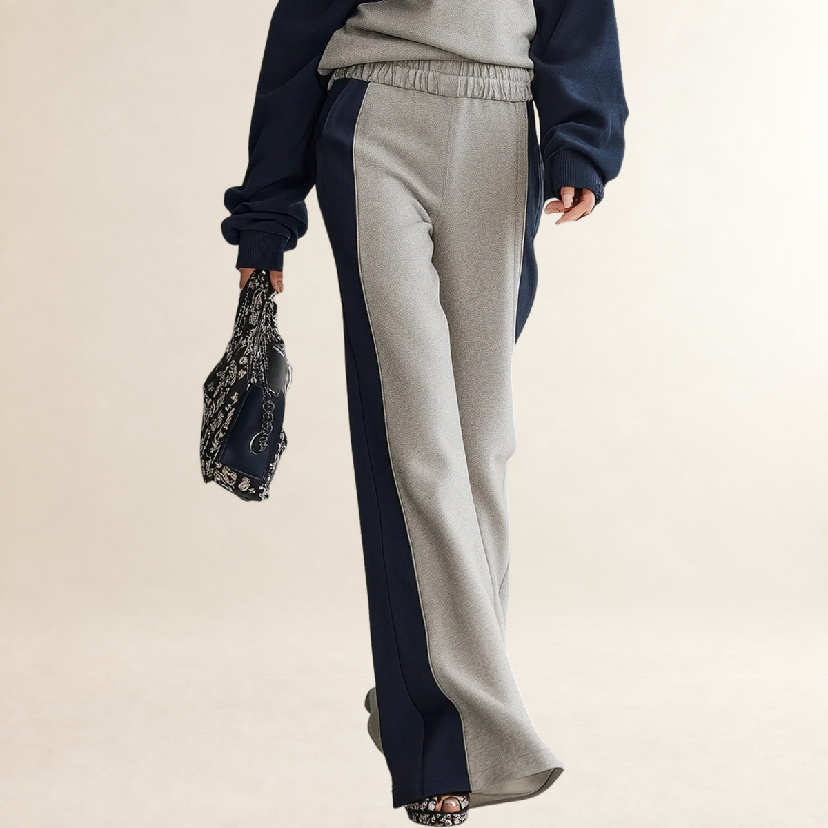 Conjunto feminino de moletom com ombro a ombro e calça tapered com estampa patchwork