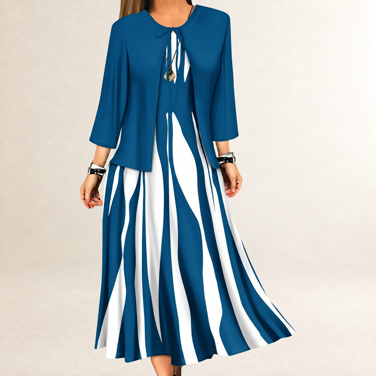 Conjunto feminino de vestido em duas peças - Vestido longo sem alças, silhueta linha A; jaqueta aberta com mangas ¾ e laço central, estampa ondulada
