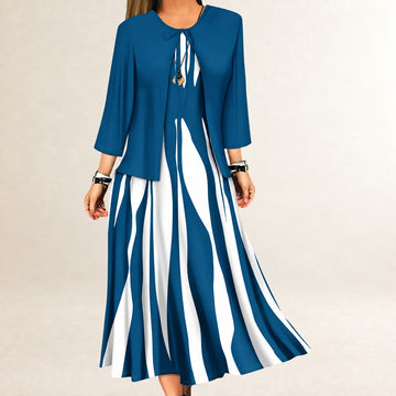 Conjunto feminino de vestido em duas peças - Vestido longo sem alças, silhueta linha A; jaqueta aberta com mangas ¾ e laço central, estampa ondulada