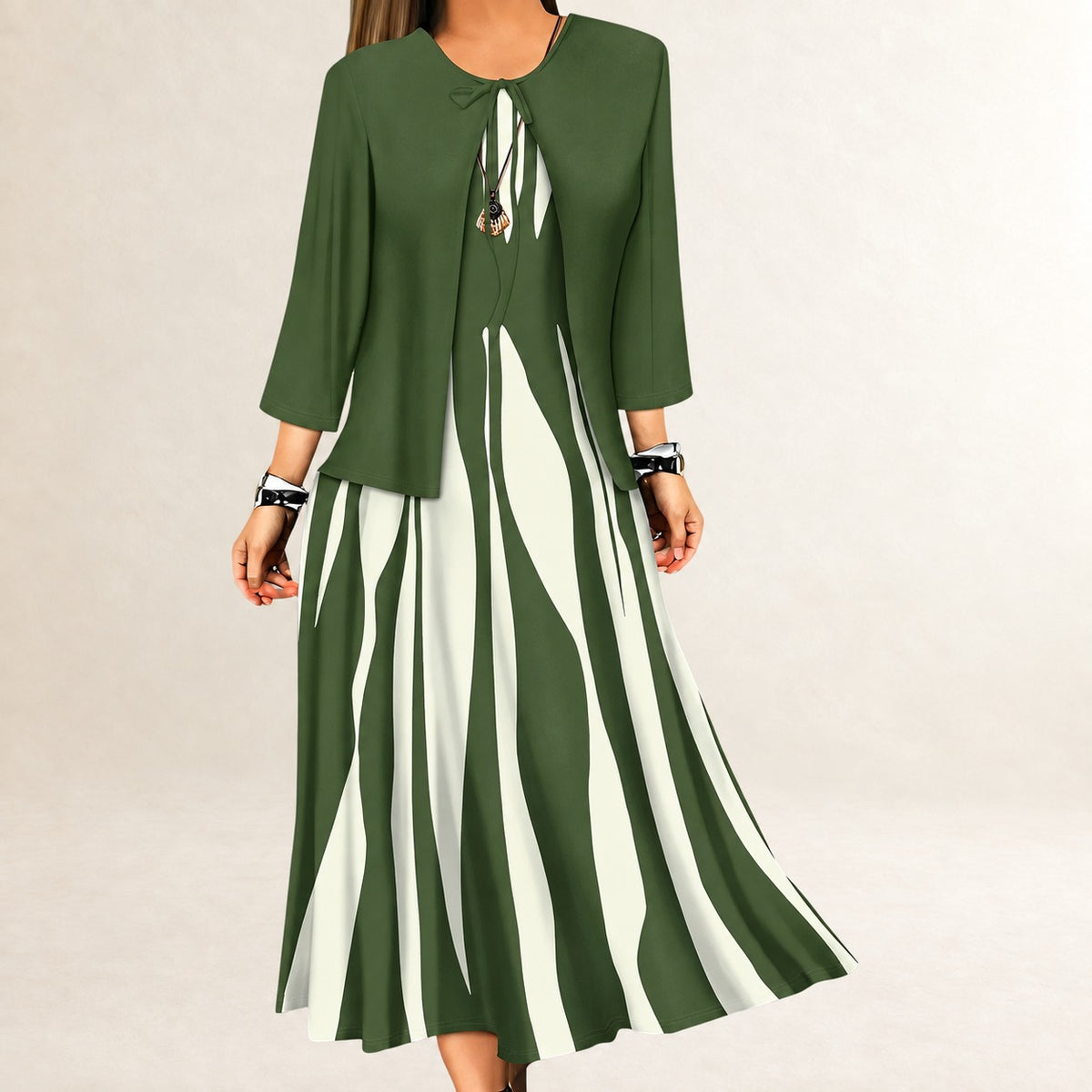 Conjunto feminino de vestido em duas peças - Vestido longo sem alças, silhueta linha A; jaqueta aberta com mangas ¾ e laço central, estampa ondulada