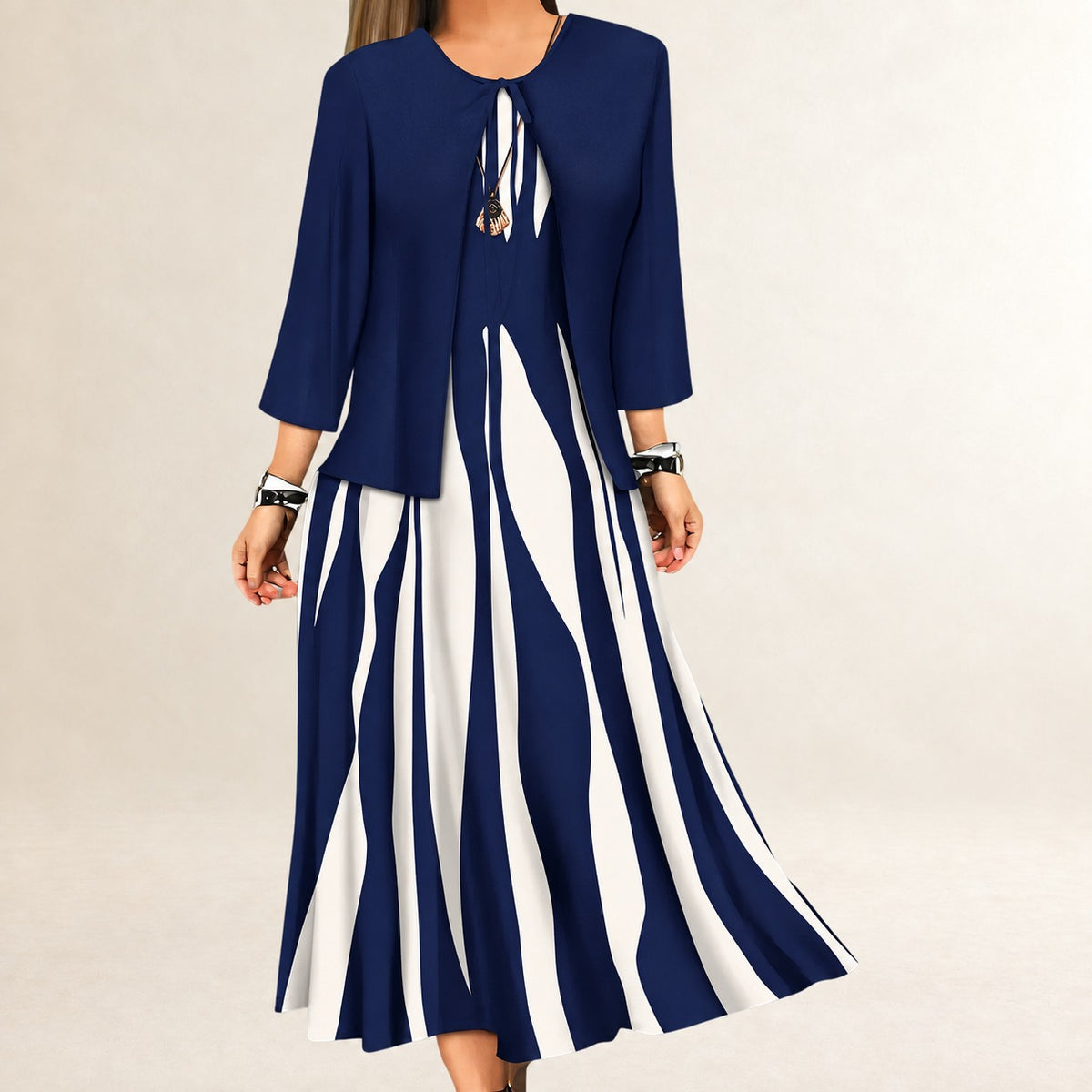 Conjunto feminino de vestido em duas peças - Vestido longo sem alças, silhueta linha A; jaqueta aberta com mangas ¾ e laço central, estampa ondulada