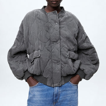 Jaqueta acolchoada feminina - modelagem oversized com fechamento de pressão e bolsos