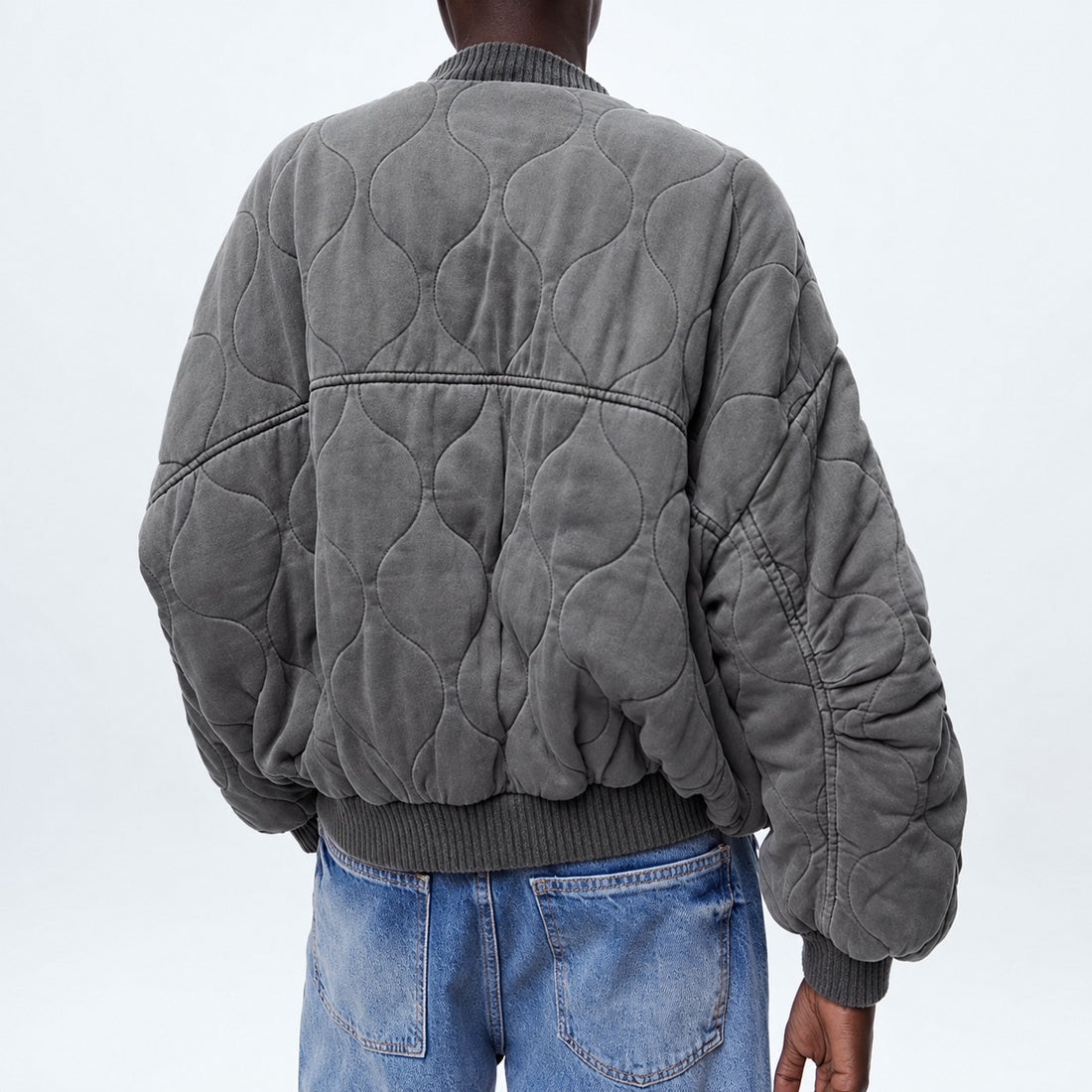Jaqueta acolchoada feminina - modelagem oversized com fechamento de pressão e bolsos