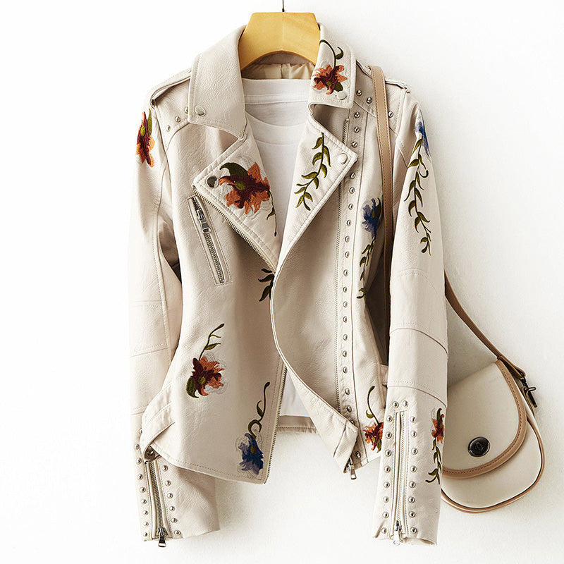 Jaqueta biker feminina com bordado floral e detalhes de tachas - corte slim
