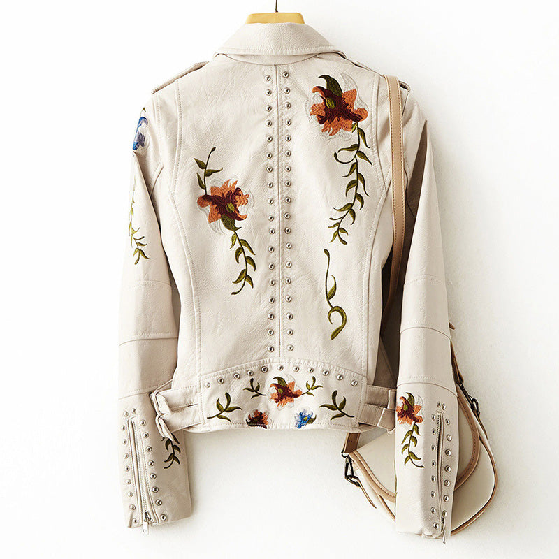 Jaqueta biker feminina com bordado floral e detalhes de tachas - corte slim