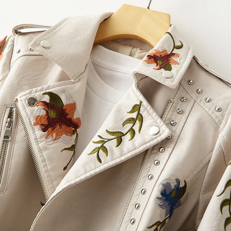 Jaqueta biker feminina com bordado floral e detalhes de tachas - corte slim